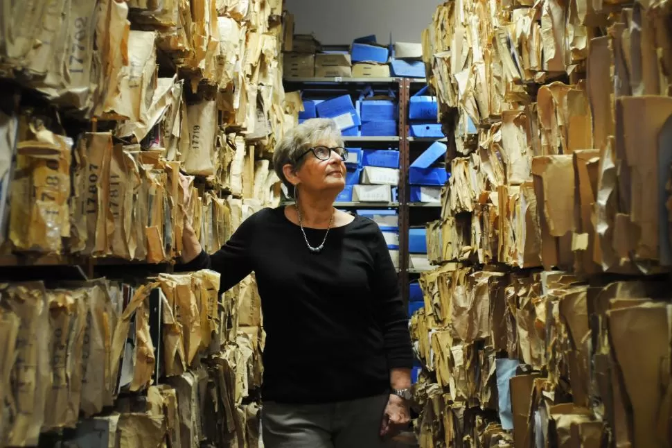 ESPACIO CONOCIDO. Donna Guy volvió al archivo de LA GACETA, una de sus fuentes de investigación. LA GACETA / FOTO DE ANALÍA JARAMILLO.-