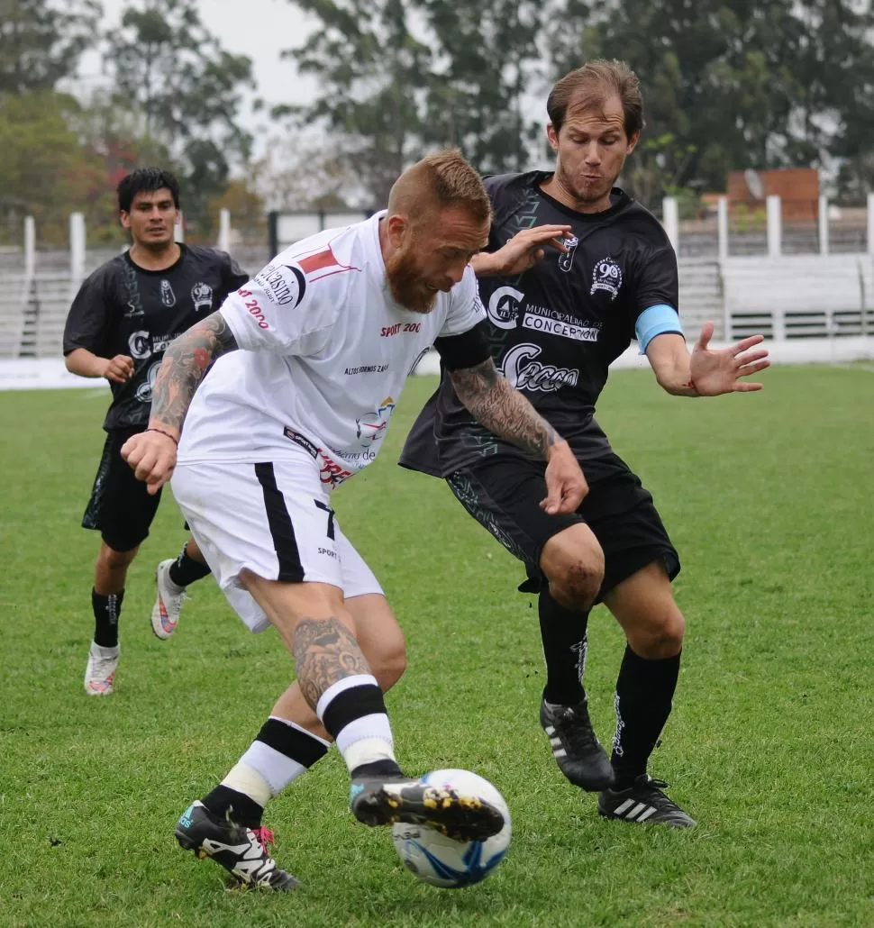 CON TODO. Pablo Garnier trata de dejar en el camino a Matías Quiroga.  la gaceta / foto de Osvaldo Ripoll