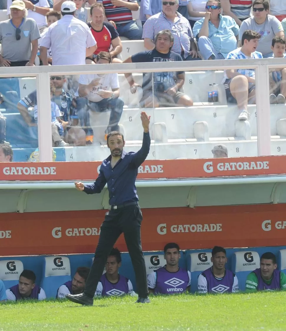 NO SALIÓ UNA. Azconzábal intenta reordenar al equipo en pleno partido ayer. la gaceta / foto de hector peralta