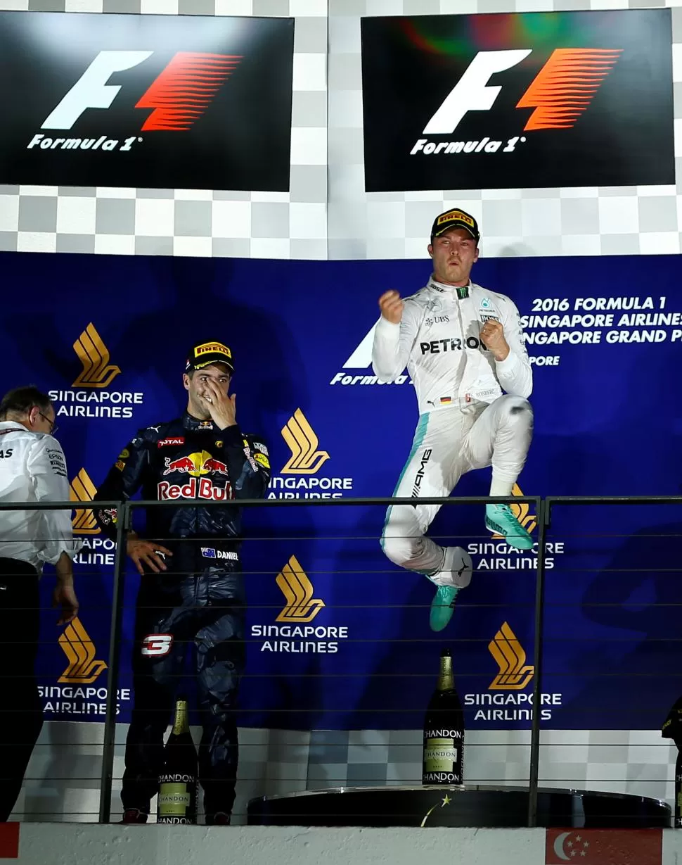 CONTENTO. Rosberg no oculta su alegría, y salta ante la sonrisa de Ricciardo. reuters 