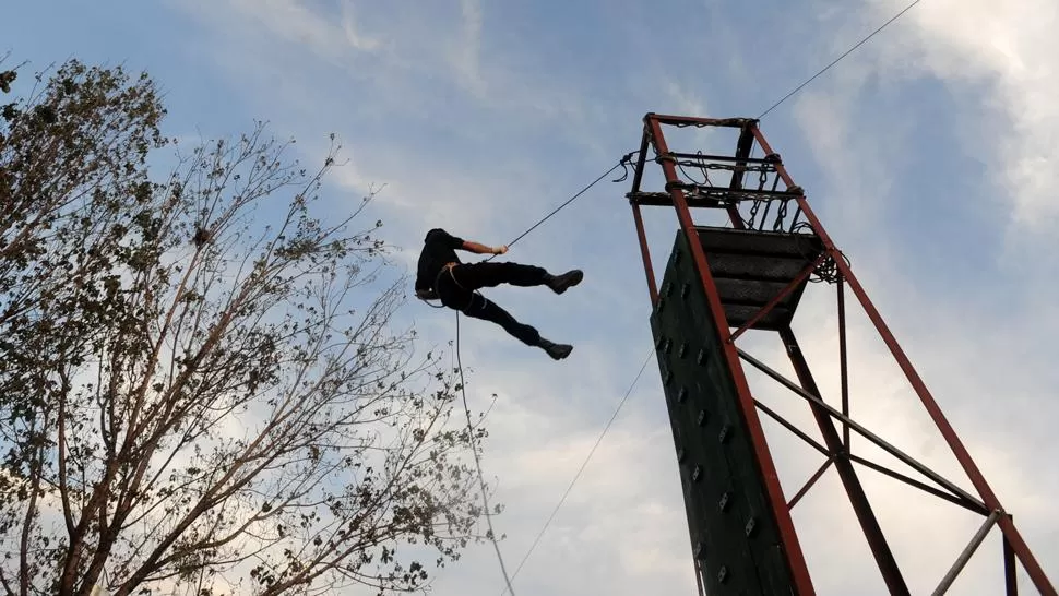 ACTIVIDADES. Hay un bungee jumping y una tirolesa en el stand del Ente de Turismo. FOTO DIEGO ARÁOZ. 