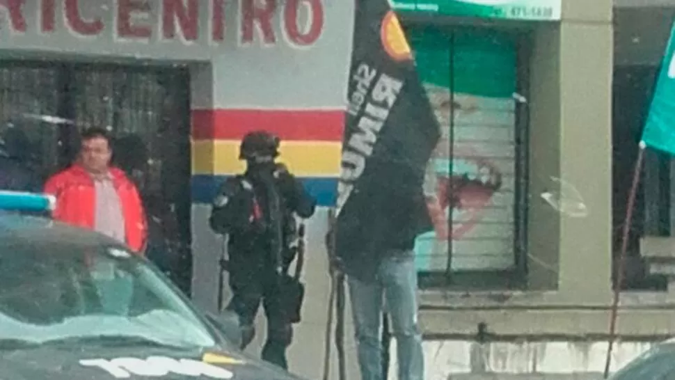 ALLANAMIENTO. Uno de los operativos se realizó en un lubricentro de Ejército del Norte al 500.