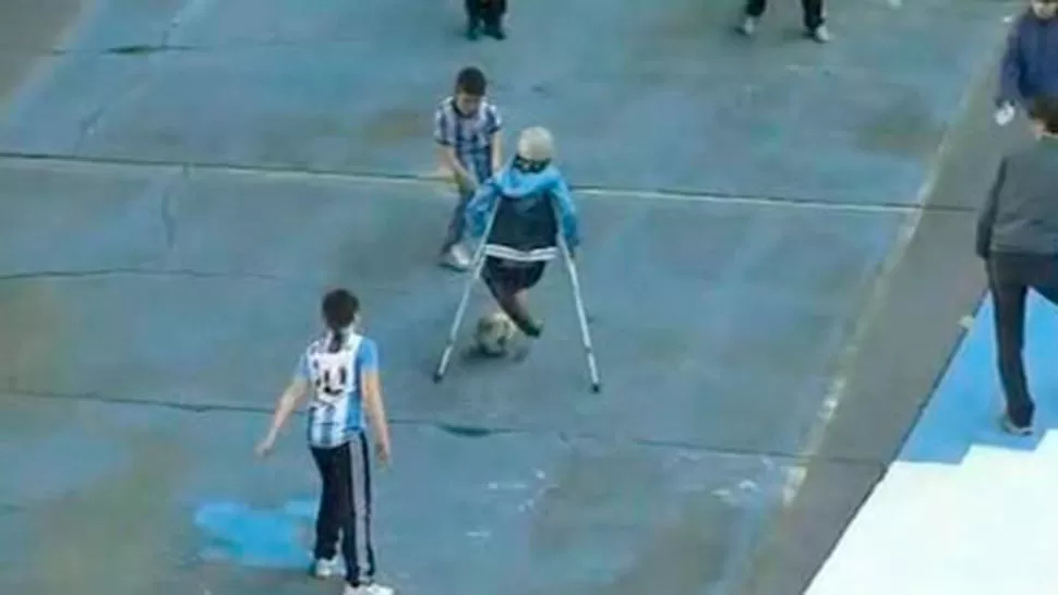 El increíble caño del niño de Racing que juega al fútbol sin una pierna y en muletas