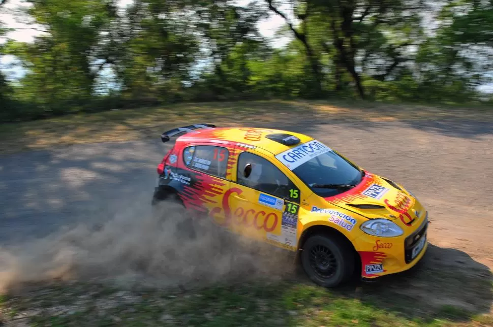 MULTICOLOR. Tomás García Hamilton impuso un ritmo demoledor en el rally, a bordo del Fiat Palio que tuvo preparación de la Compañía General de Rally. fotos marcelino mercado