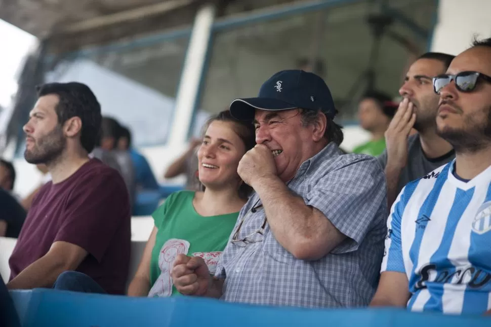 FESTEJAN EN SILENCIO. Verónica y su papá, Gustavo celebran el segundo tanto de Carlos Auzqui. A la derecha de ellos, Germán sufre la derrota de su equipo. la gaceta/foto de héctor peralta