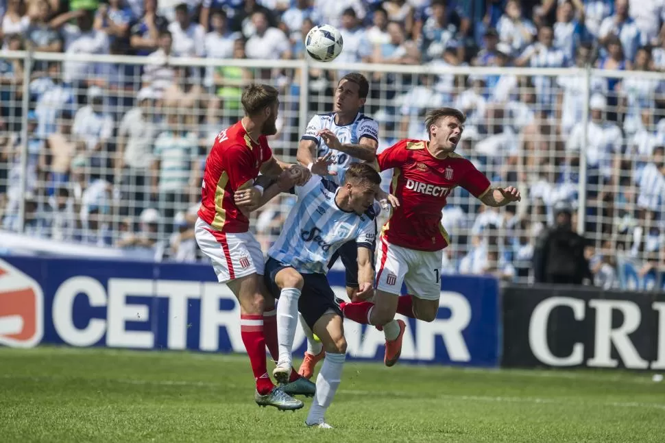 BATALLA DE CENTRALES. Sbuttoni y Bianchi se cruzan en un duelo aéreo con Schunke y González Pirez. Ganó Bianchi. la gaceta / FOTO DE JORGE OLMOS SGROSSO