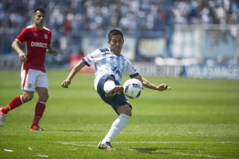 ESTA VEZ NO PUDO. Acosta venía de marcar en los dos partidos anteriores, y ayer se mostró errático con la pelota. la gaceta / FOTO DE JORGE OLMOS SGROSSO