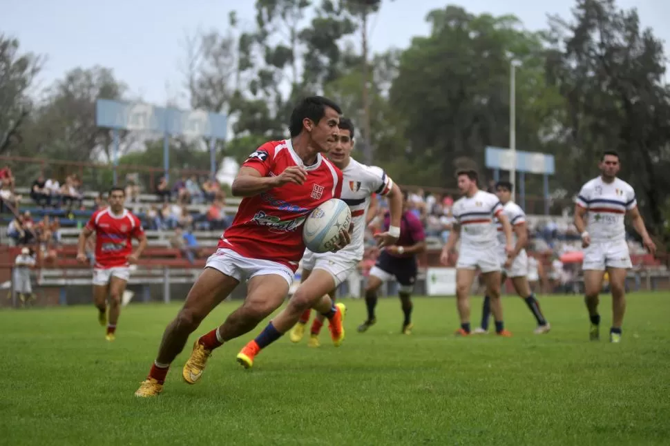 HACIA EL INGOAL. Nicolás Alvizo ya se filtró hacia lo que será el tercer try de Tarcos, que se puso cerca de los punteros. la gaceta / fotos de inés quinteros orio