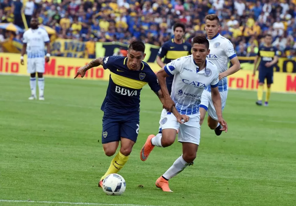 DE LO MEJOR DEL PARTIDO. Ricardo Centurión fue uno de los mejores jugadores de la cancha. El volante aportó claridad y buen juego en el mediocampo de Boca. telam