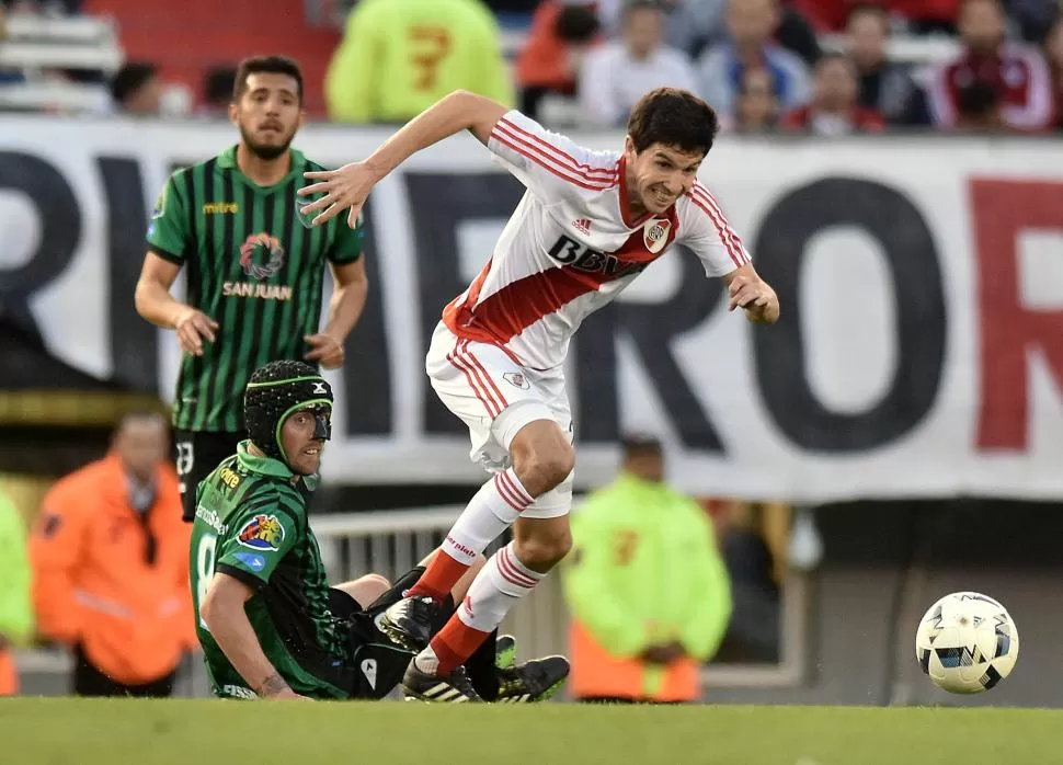 PRECISO. Ignacio Fernández escapa de la marca de Fissore, de San Martín. El volante de River asistió brillantemente a Alario en el gol de River, el primero del partido. dyn