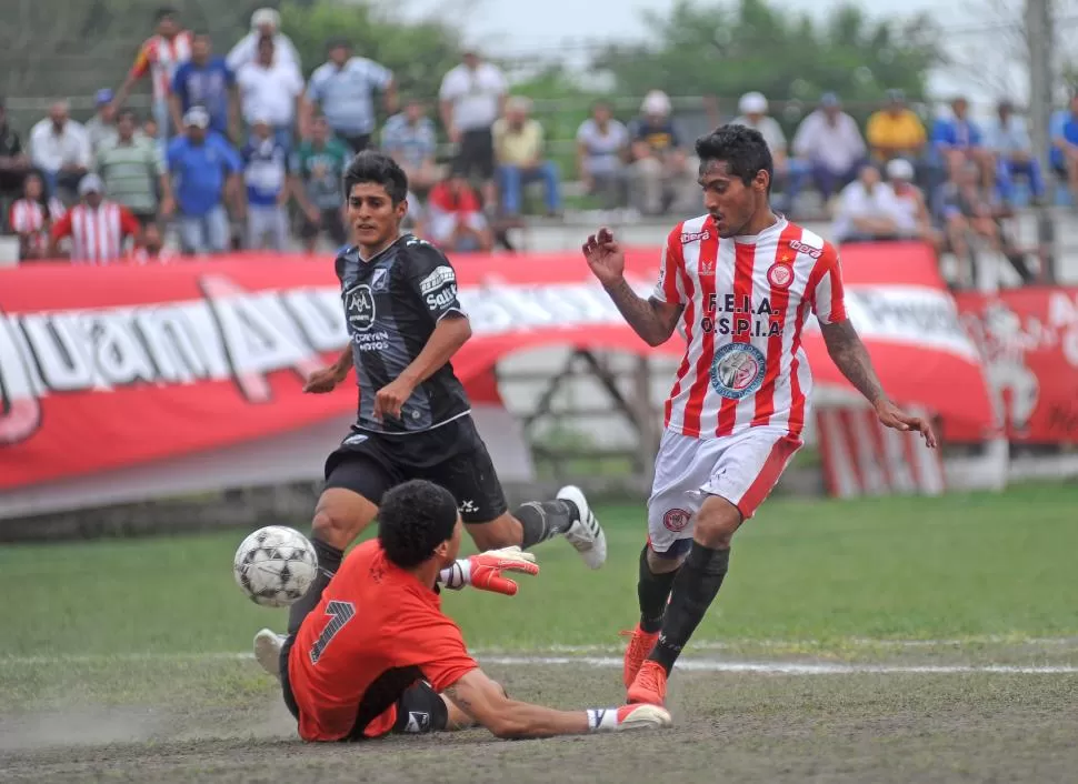 APERTURA DEL MARCADOR. Ibáñez de Bella Vista, toco la pelota para vencer al arquero Rodríguez de Central Norte de Salta que había llegado con la valla invicta. la gaceta / foto de franco vera