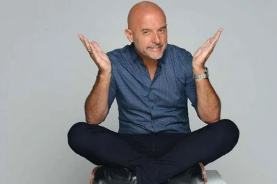 Un pelado incansable que se ríe de sí mismo