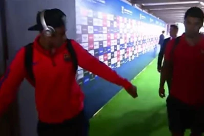 Video: Neymar, su chicle y una broma para Suárez