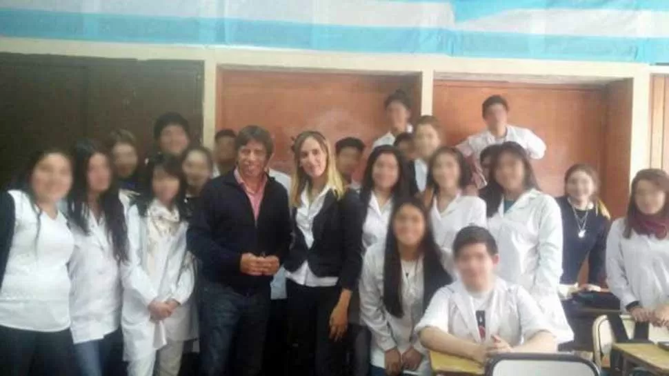 Denunciaron penalmente a la docente que invitó a Bussi a dar una charla a una escuela