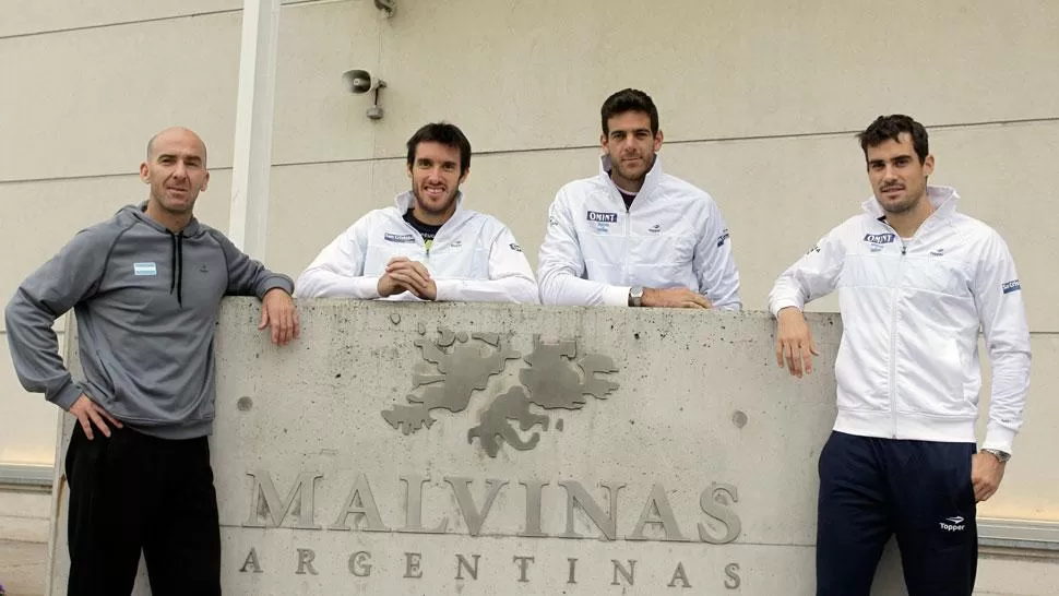 EQUIPO ARGENTINO. Los deportistas, en Ezeiza. DYN