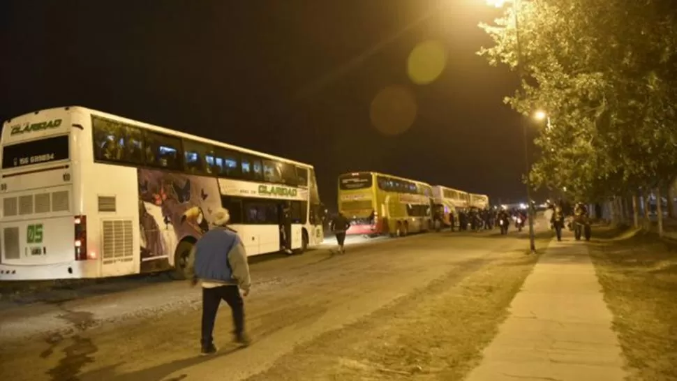 BARRABRAVAS. Colectivos de los hinchas de Rosario Central. FOTO TOMADA DE LA CAPITAL. 