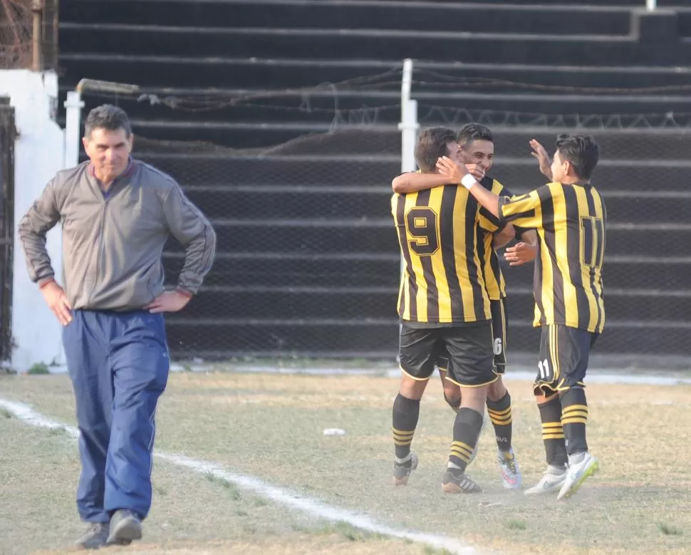 FESTEJO. Laméndola (16) acaba de marcar y  Berta (9) y Cabrera (11) lo saludan.  la gaceta / foto de hector peralta 