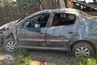 Como el camionero: auto subió a la vereda, arrancó árboles y chocó contra una casa