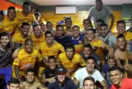 Crucero del Norte celebró su triunfo sobre San Martín con una foto en el vesturio