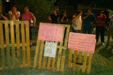 En media hora les robaron el auto y la moto, y los desvalijaron