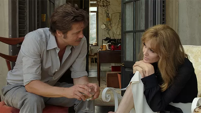 PURA FICCIÓN. Tierna escena de la última película que juntó a Jolie con Pitt, en 2015, “Frente al mar”.  