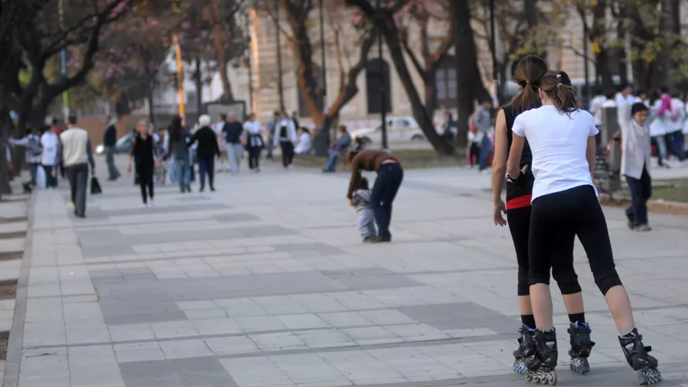 PLAZA URQUIZA. Las buenas condiciones del tiempo hace que el paseo se llene durante las tardes. ARCHIVO LA GACETA  