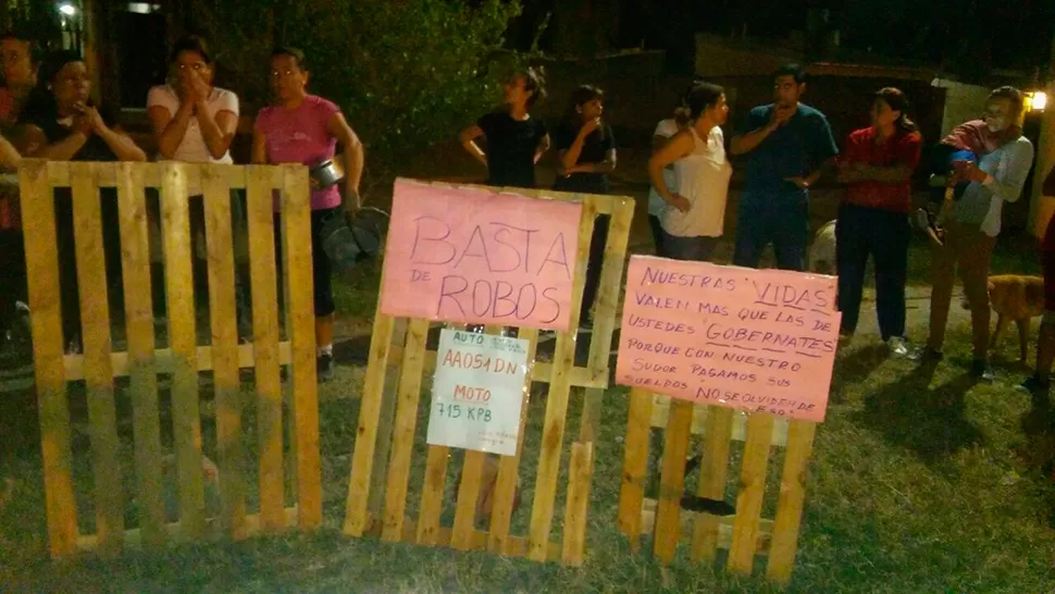 En media hora les robaron el auto y la moto, y los desvalijaron