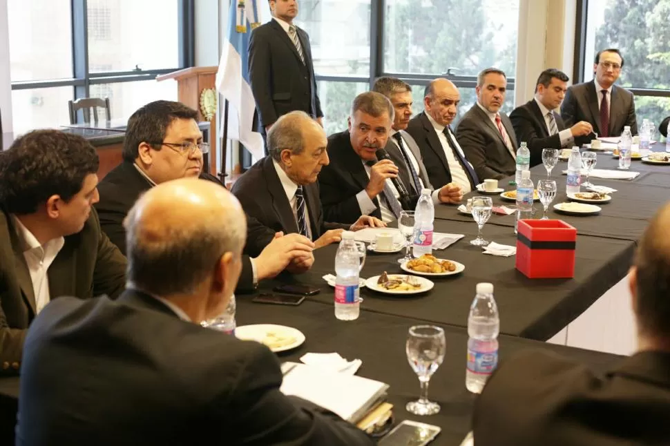 EN LA MISMA MESA. García, Gandur, Jaldo (con el micrófono), Silman y Jiménez, en la reunión en la Legislatura. prensa legislatura