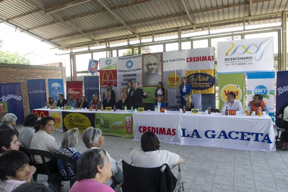 ESTÁ EN MARCHA. Integrantes de la Comisión de Damas, autoridades del Cottolengo y funcionarios brindaron adelantos de cómo será la 22ª maratón. la gaceta / FOTO DE JORGE OLMOS SGROSSO