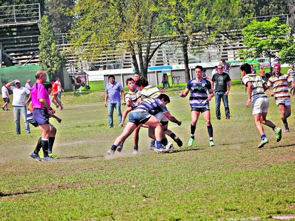 ACCIÓN. “Uni” ganó el partido por 29-28; el penal convalidado, a pedido del rival, resultó determinante para el éxito. FOTO DE JULIO BARROS SOSA 