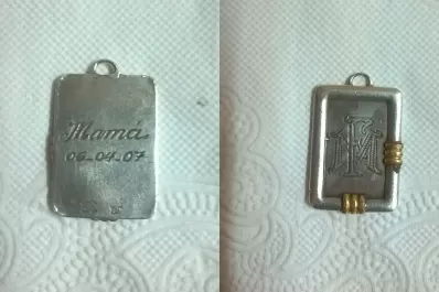 Un policía busca a la dueña de una medalla que encontró