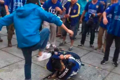 Video: salvaje golpiza de un grupo de hinchas a otro del club rival en China