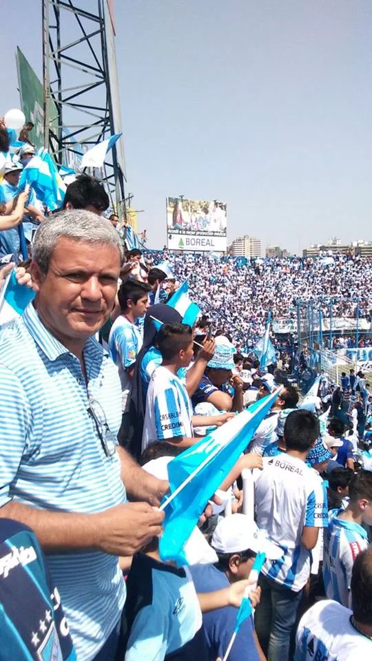 EN LA “POPU”. A Fernando no le gusta la platea, su lugar habitual es la tribuna de calle Laprida. 