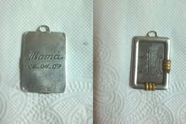 Un policía busca a la dueña de una medalla que encontró