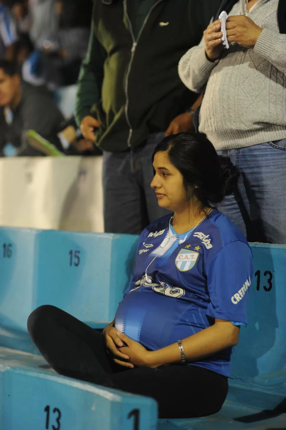A DÍAS DE SER MAMÁ. Elizabeth presenció el debut del “Deca” en el torneo con Maxi en su vientre. LA GACETA / FOTO DE DIEGO ARáOZ.-