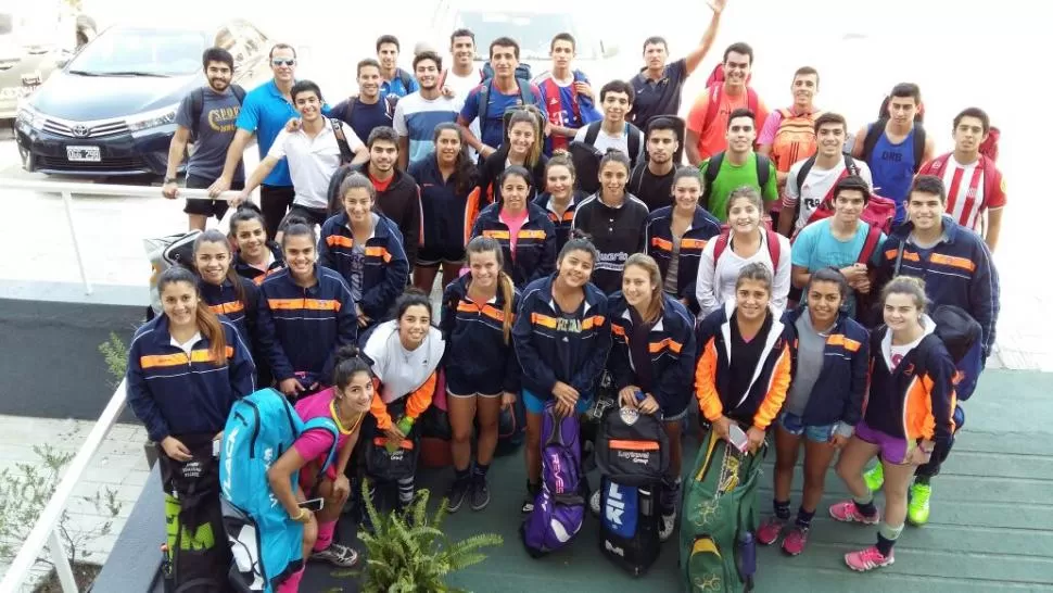 A “LA DOCTA”. Los planteles tucumanos posan para LG Deportiva antes de partir desde el estadio de Natación y Gimnasia. la gaceta / foto de teresa barrionuevo