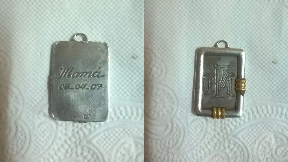 Un policía busca a la dueña de una medalla que encontró