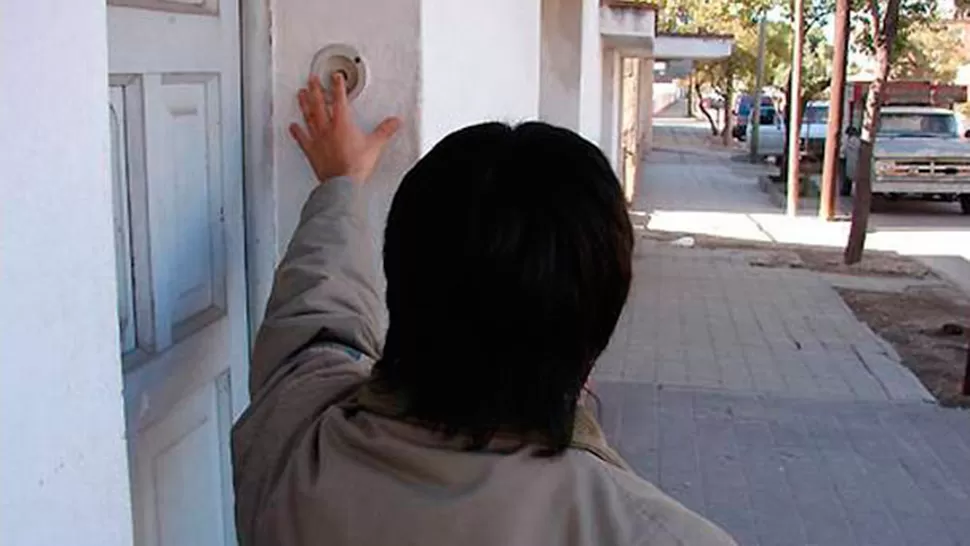ENGAÑO. Las mujeres abordaron a la anciana en la calle y, mediante engaños, le robaron el dinero. IMAGEN ILUSTRATIVA