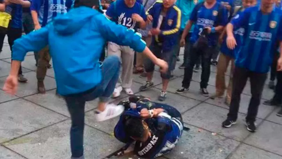 Video: salvaje golpiza de un grupo de hinchas a otro del club rival en China