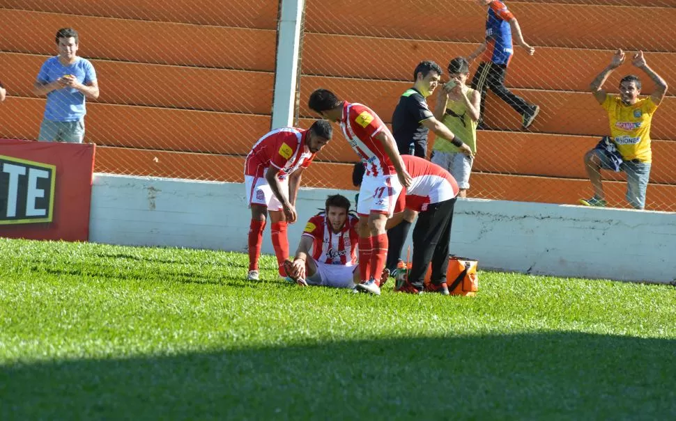 NI EN EL BANCO. Cagna parece mirar hacia donde están los relevos del “Santo” en busca de respuestas que solucionen una tarde -que finalmente fue- para el olvido.   