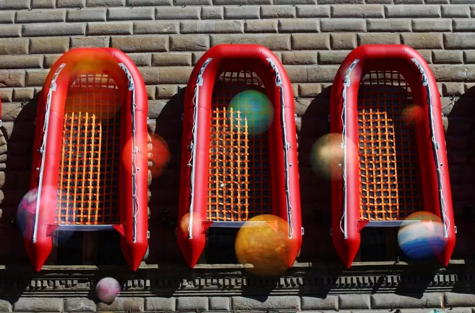 ARTE. Tres de los botes de goma que conforman la exposición de Ai Weiwei. reuters