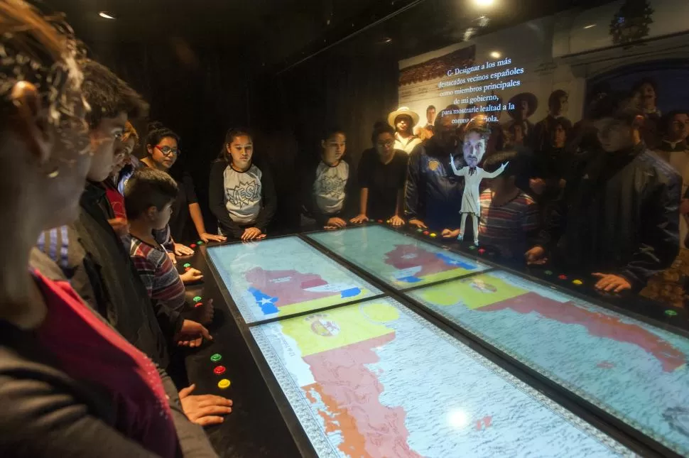 MESA DE SITUACIÓN. Visitantes eligen opciones en una pantalla táctil.  LA GACETA / FOTO DE DIEGO ARÁOZ.-