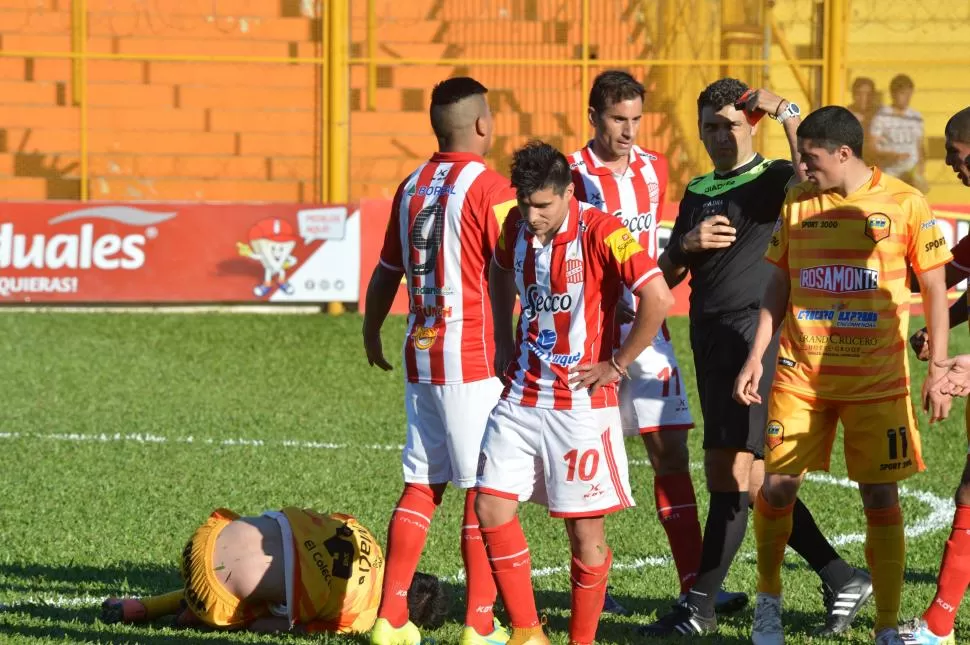 MOMENTO CLAVE. Con el duelo 0-1, a Dip se le fue la pierna y Laverni lo expulsó. Esa fue la segunda cachetada que recibió el equipo en la tarde de Posadas. foto de blas martínez (especial para la gaceta)