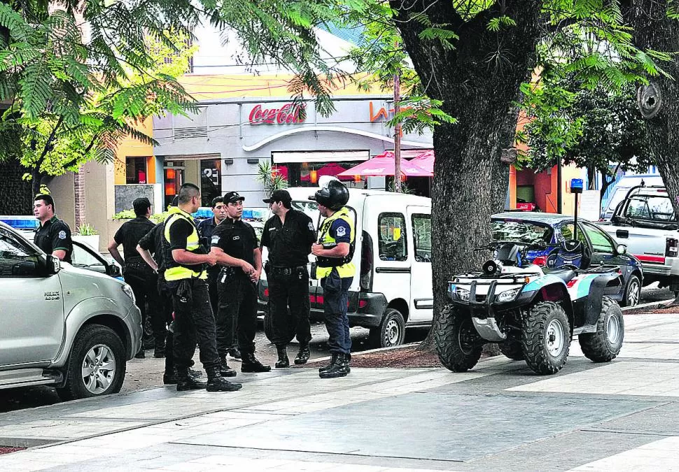 FUERON APREHENDIDOS. La Policía logró reducir a dos de los jóvenes que se estaban peleando en una de las esquinas del paseo de Barrio Norte. la gaceta / foto de jorge olmos sgrosso (archivo)