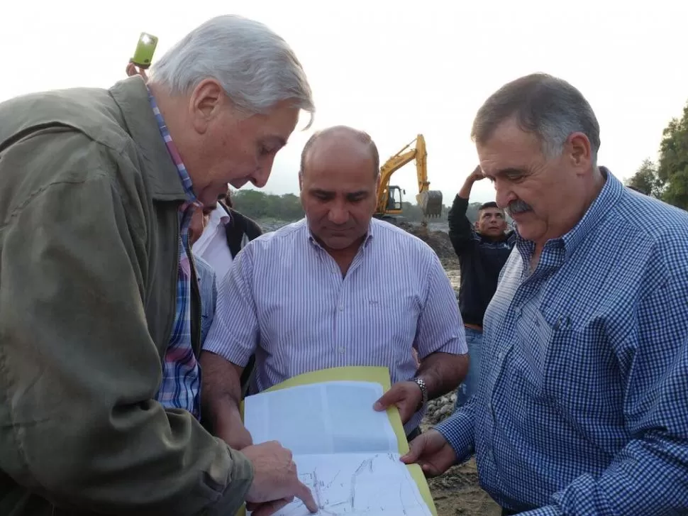 EN ALPACHIRI. Juan Manzur y Osvaldo Jaldo observan planos de una obra en el sur. Volvieron a salir juntos de recorrido oficial el martes a la tarde. twitter @JuanManzurOK