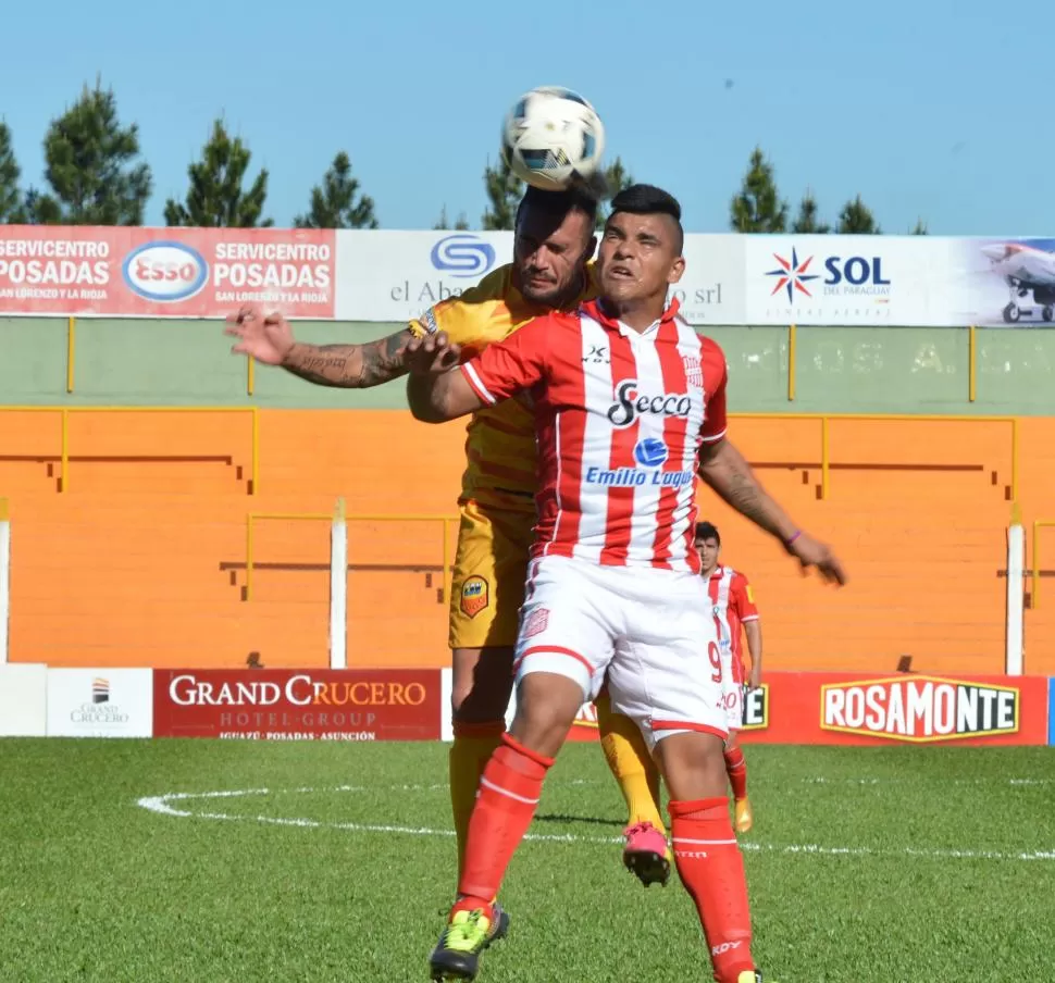 DEMASIADO FLACO. Lentini, la máxima esperanza del gol de San Martín, está cruzado con el arco rival. No mete una. foto de blas martínez (especial para la gaceta)