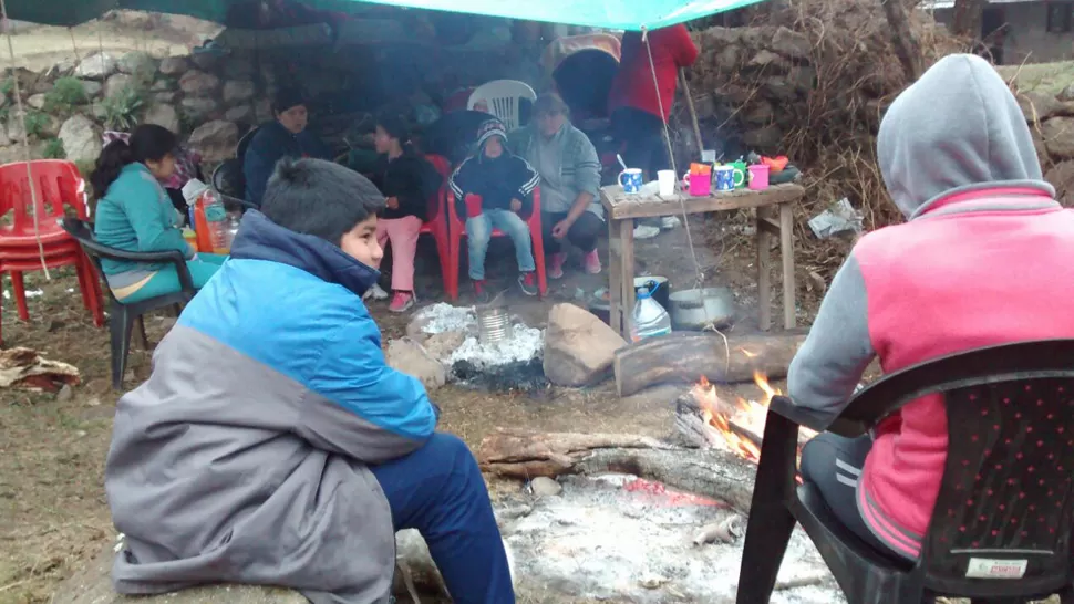 LOS CARRASCO. Tras ser desalojadas, las familias se instalaron en la calle porque aseguran que no tenían donde ir. FOTO DE MARIA ELENA CARRASCO.