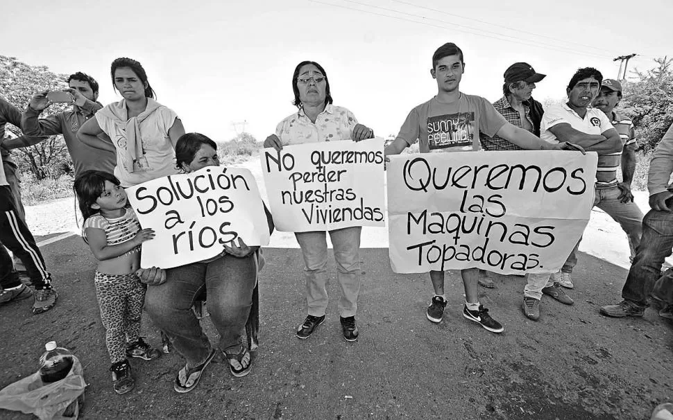 CON SUS FAMILIAS. Vecinos exigieron soluciones para evitar inundaciones. la gaceta / foto de osvaldo ripoll 