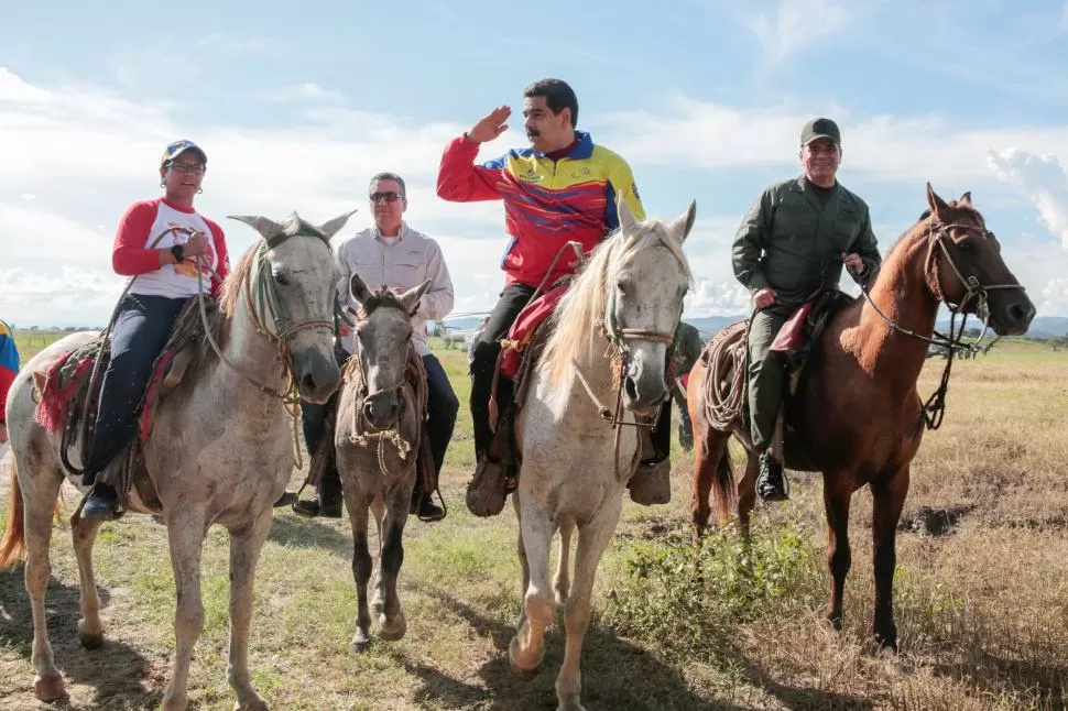 VISITA DE INSPECCIÓN. El presidente Maduro inspecciona un campo de cultivo de cereales junto a militares. reuters