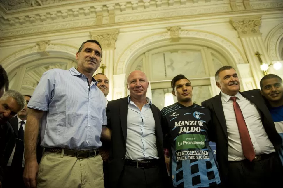 REENCUENTRO. Carlos MacAllister y Ricardo Solbes jugaron el famoso partido entre Boca y San Martín de 1992. la gaceta / FOTO DE JORGE OLMOS SGROSSO